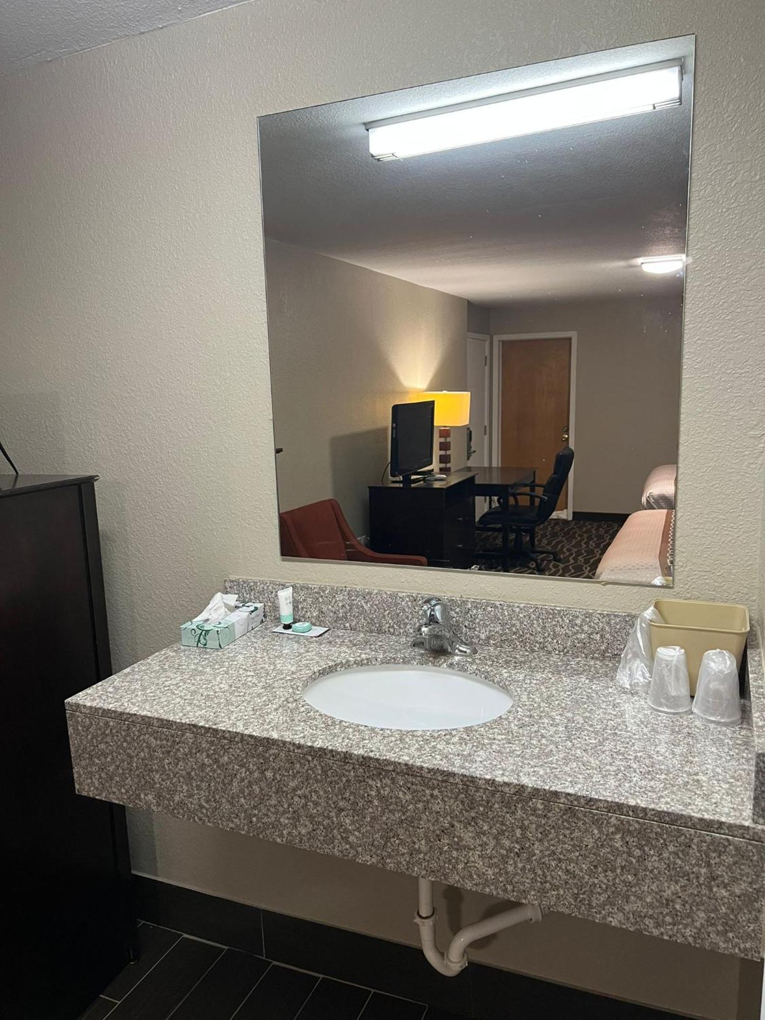 Westbridge Inn And Suites Centerville Εξωτερικό φωτογραφία