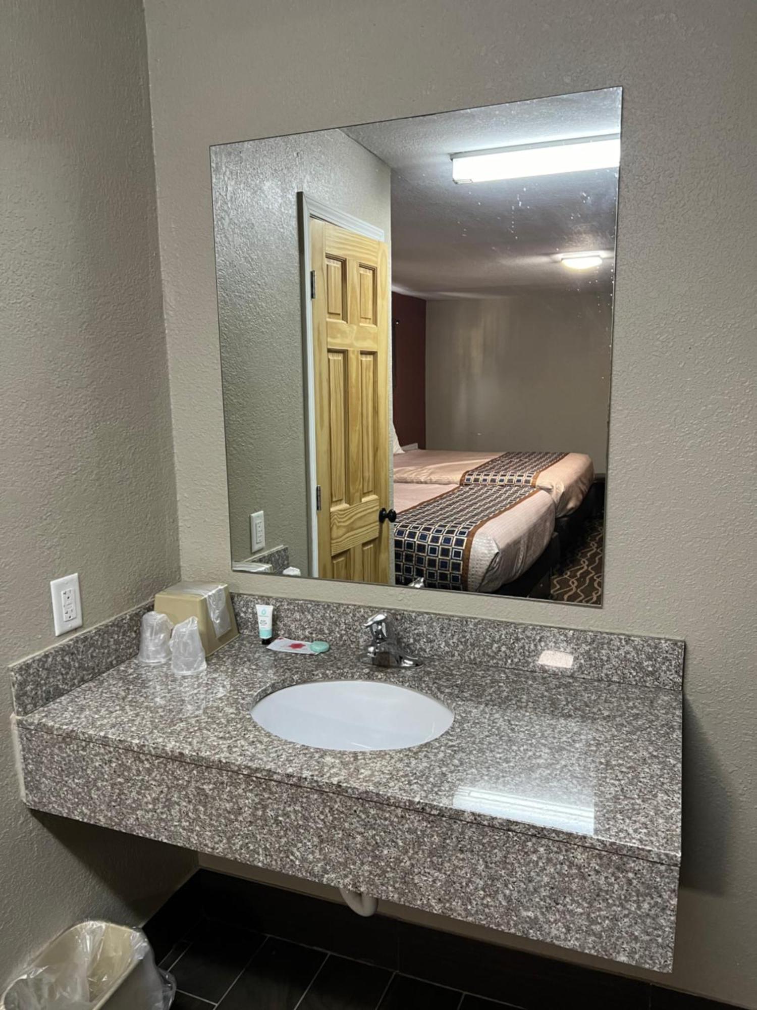 Westbridge Inn And Suites Centerville Εξωτερικό φωτογραφία